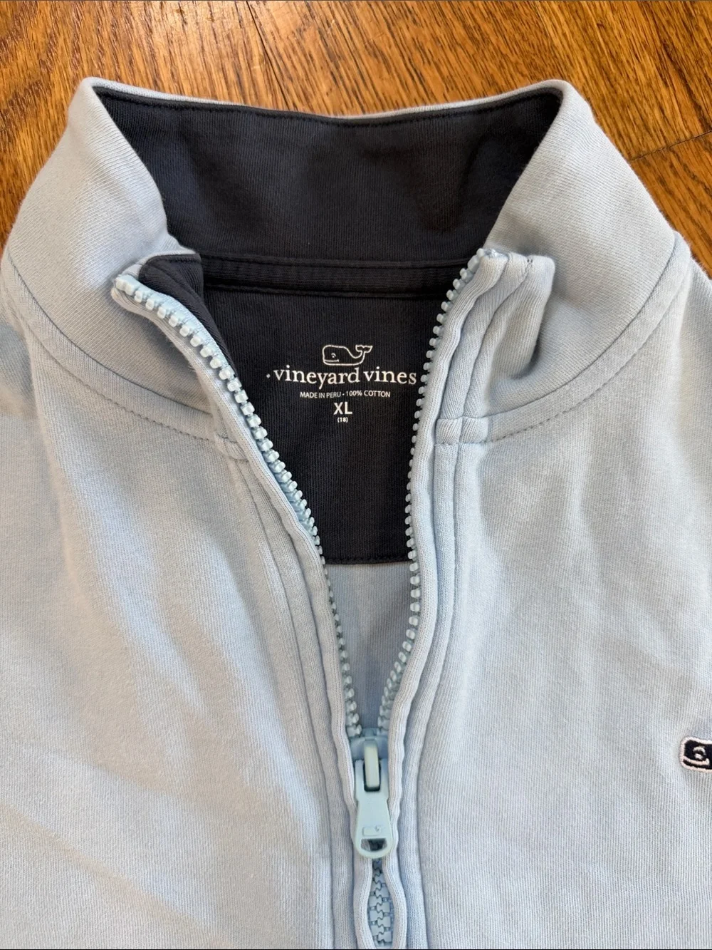 Boy’s Vineyard Vines Quarter Zip Pullover. Size XL. Like New Condition.